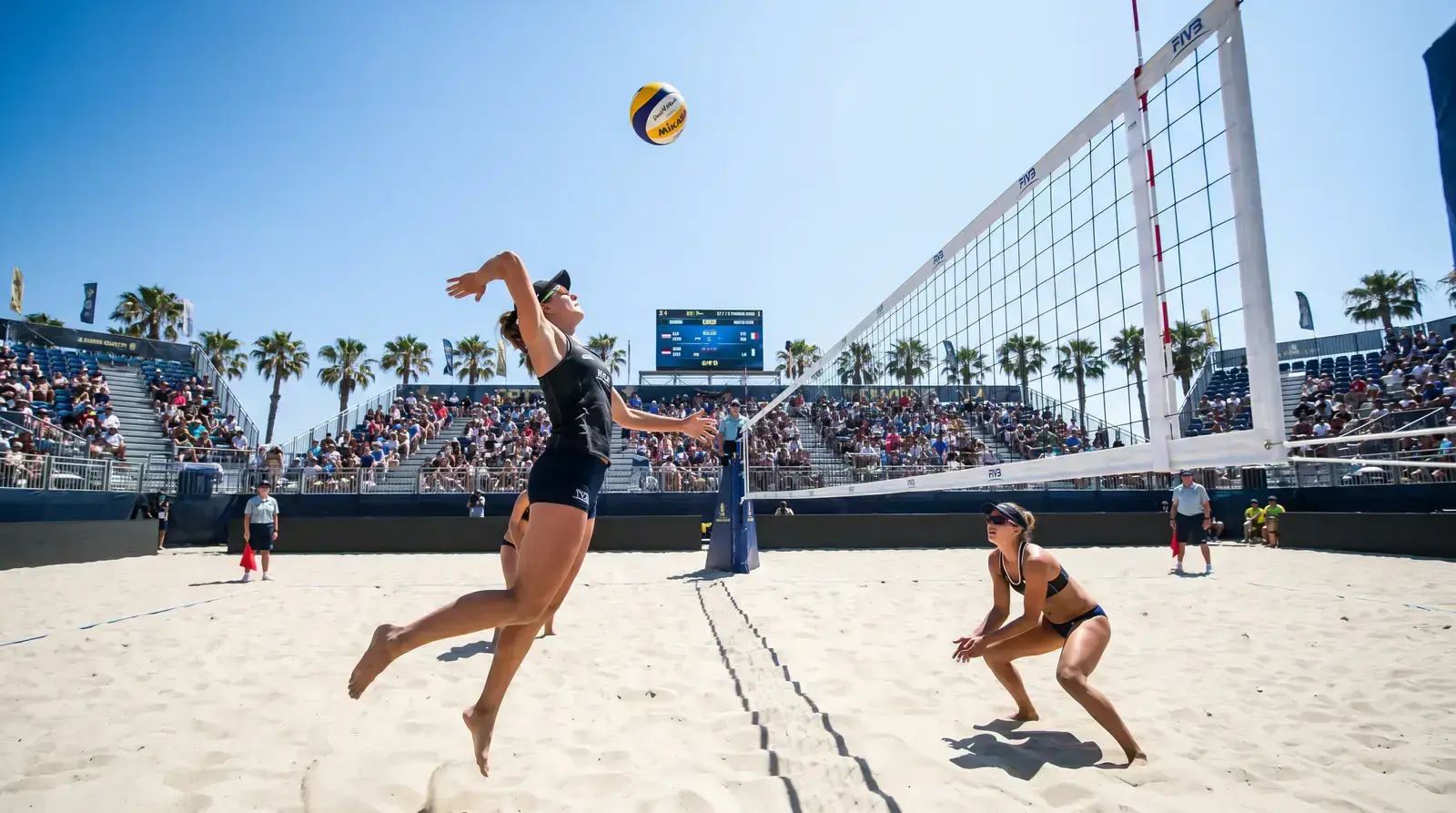Двойка играе плажен волейбол на FIVB World Tour турнир